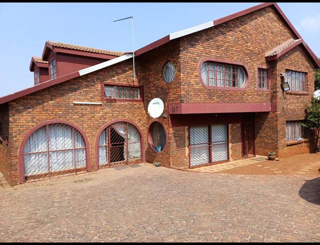 9 BEDROOM HOUSE FOR SALE IN LAUDIUM